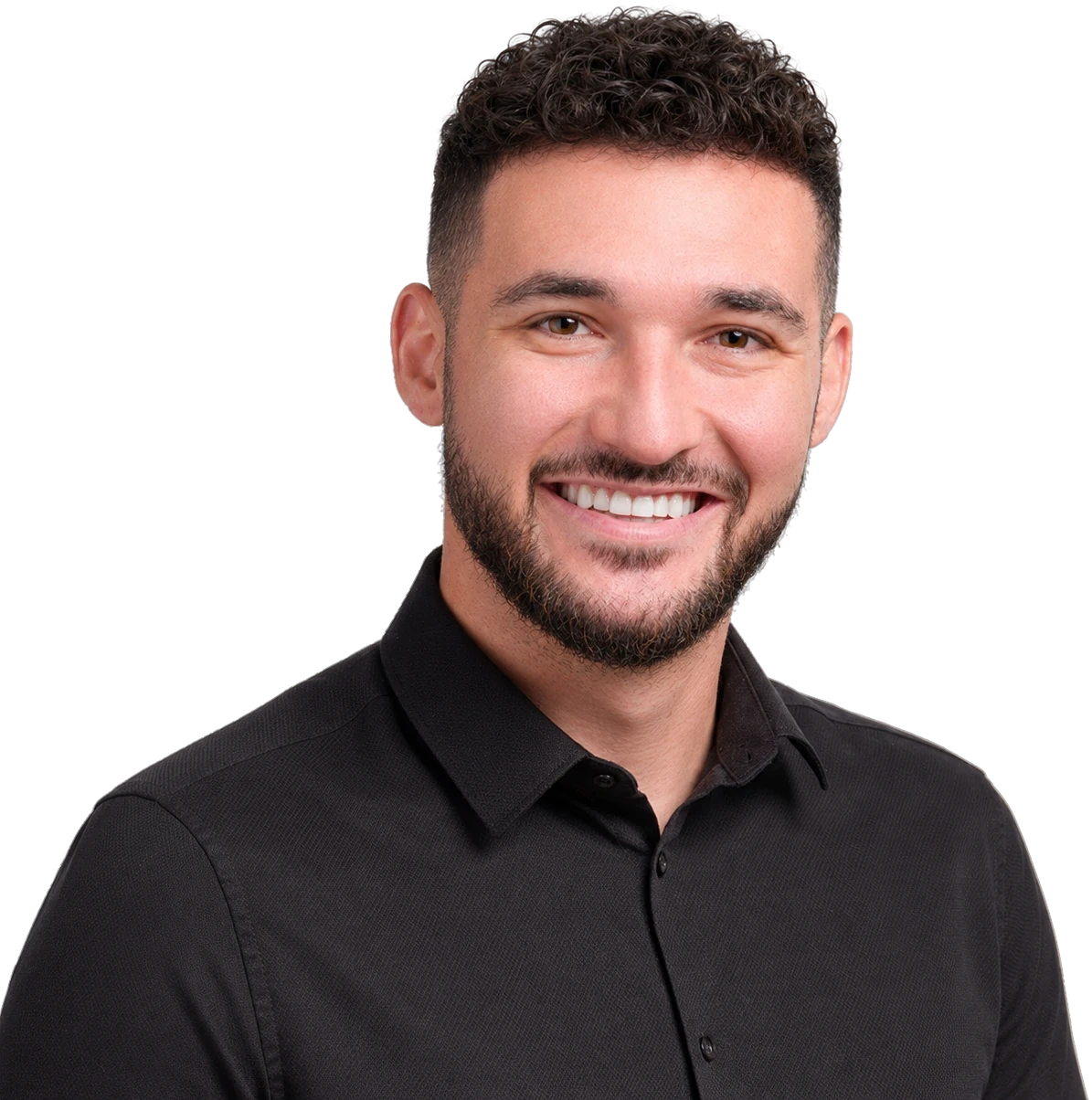 Portrait d’Eros Maraia, médiamaticien, souriant, en chemise noire sur un fond turquoise
